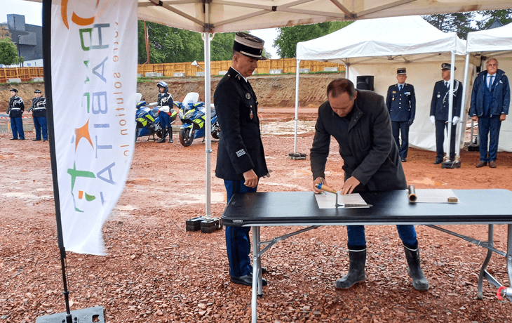 Signature parchemin de la première pierre de la future caserne de gendarmerie Alencon