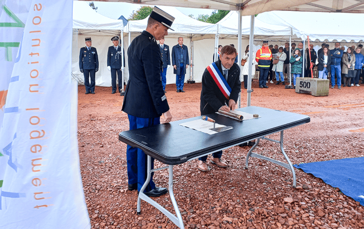 Signature parchemin de la première pierre de la future caserne de gendarmerie Alencon