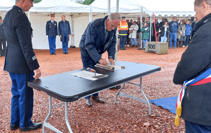 Signature parchemin de la première pierre de la future caserne de gendarmerie Alencon