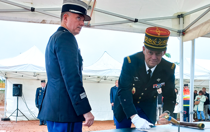 Signature parchemin de la première pierre de la future caserne de gendarmerie Alencon