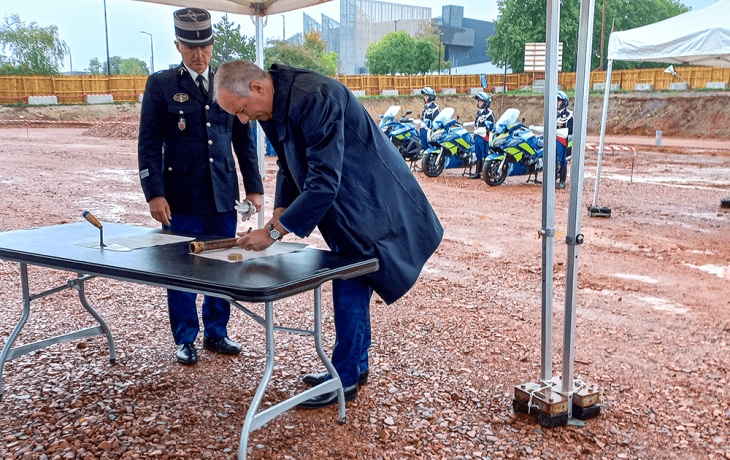 Signature parchemin de la première pierre de la future caserne de gendarmerie Alencon